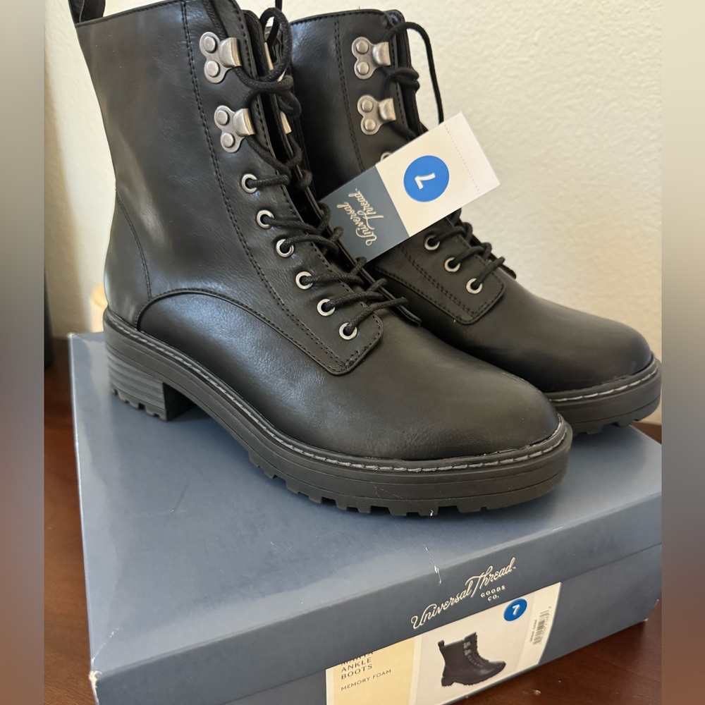 Universal Thread Boots NWT